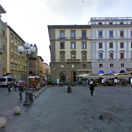 Dante Alighieri Nocleg ze śniadaniem 3*